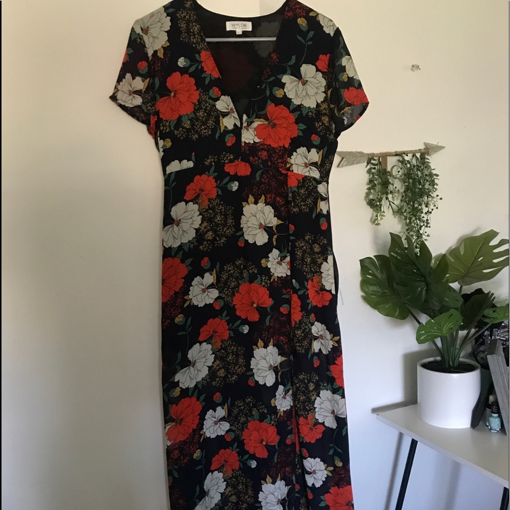 WYLDR Maxi dress w/ slit!